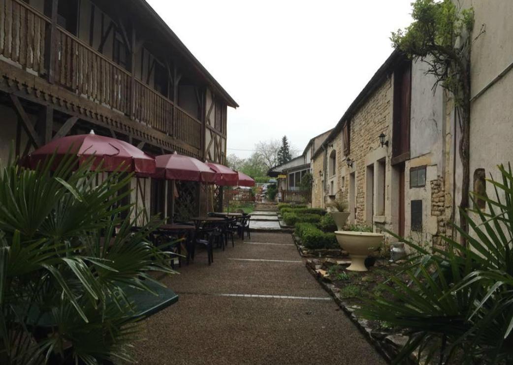 Hotel Restaurant Le Relais Fleuri De Tannay Tannay (Nievre) Bagian luar foto