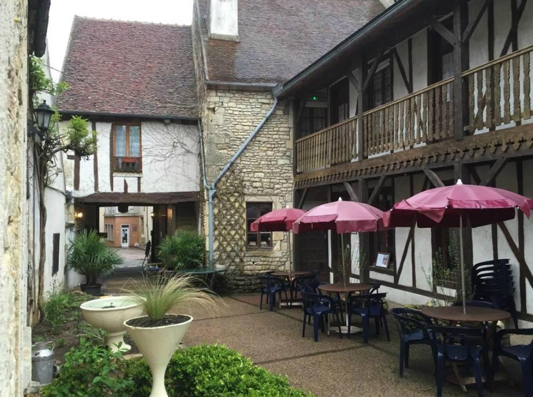 Hotel Restaurant Le Relais Fleuri De Tannay Tannay (Nievre) Bagian luar foto